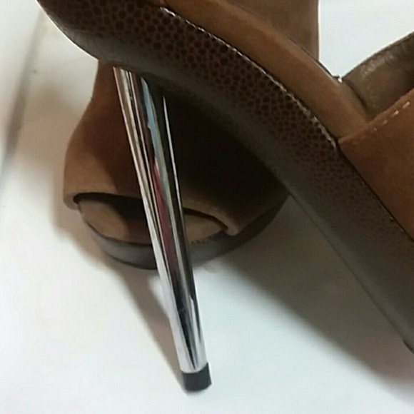 BCBG MAXAZRIA SUEDE LIKE NEW Suede heels - Picture 2 of 2